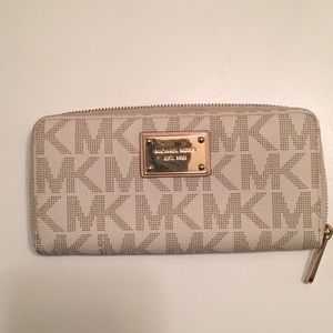 Michael Kors Signiture Cream Wallet